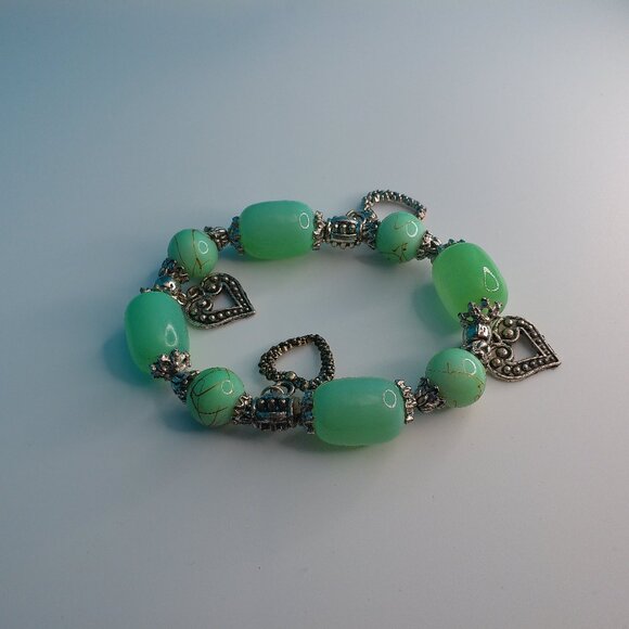 Women's Green Clear Crystal beaded Bracelet, with little silver hearts - Picture 5 of 8